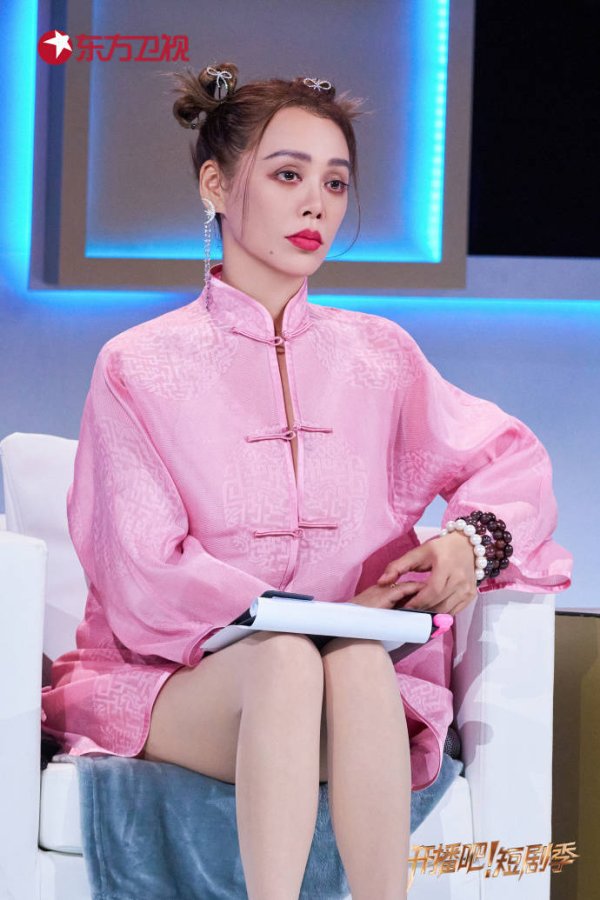 线上配资开户 宁静当众揭穿姐妹假面！2023年采访直言情深却零往来，现场沉默震惊全网